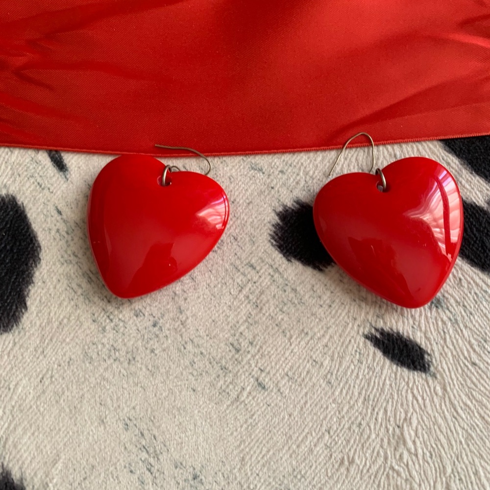 RED HEART SHAPED WIRE EARRINGS SOLID PLASTIC